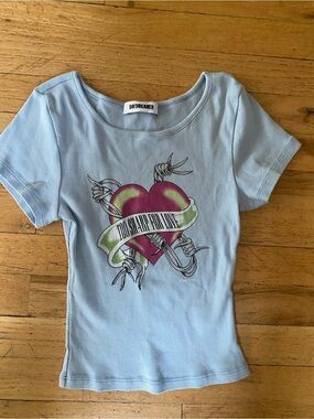 Daydreamer light blue ribbed top with a design. Says too sharp for love. Size s